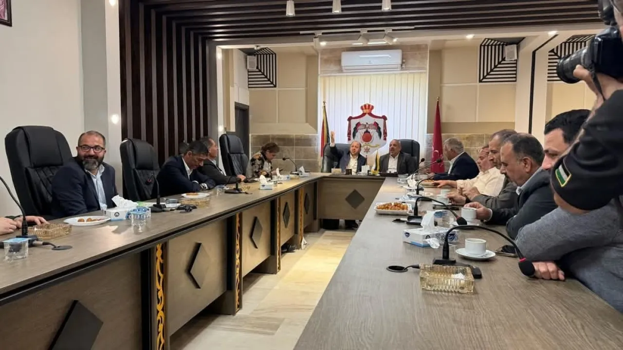 مجلس محافظة إربد يسلم مستندات مالية بقيمة 210 آلاف دينار لبلدية الرمثا