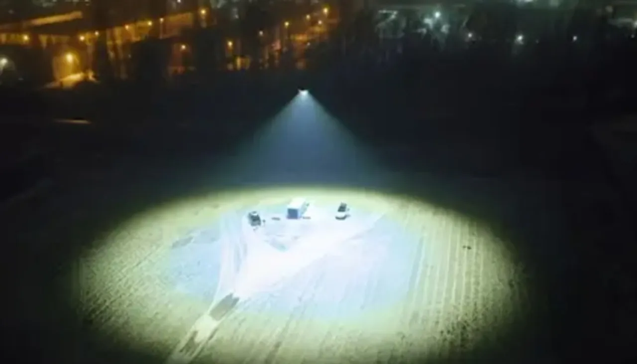 بقوة 300 ألف لومن طائرة دون طيار تحول الليل إلى نهار بشعاع مذهل