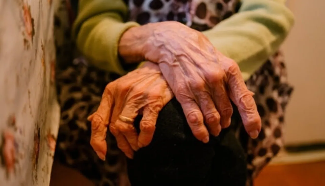 جريمة تقشعر لها الأبدان شاب مصري يهشم رأس والدته بـ حجر