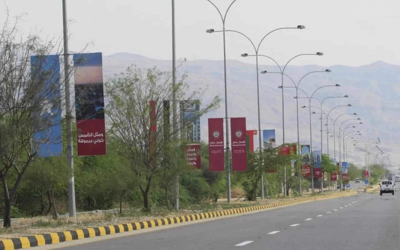 توزيع الكهرباء إنارة طريق البحر الميت بالكامل نهاية الأسبوع