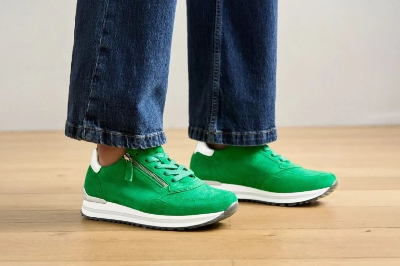 اللون الأخضر يتصدر صيحات الأحذية الرياضية لربيع وصيف 2025