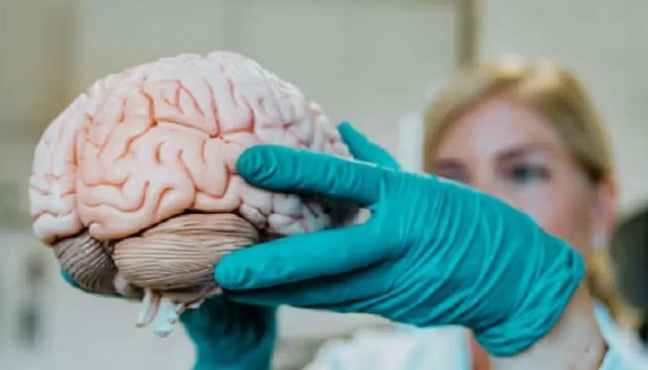 عندما يتحول الضحك إلى لعنة وراثية قصة مرض غامض يفتك بالدماغ