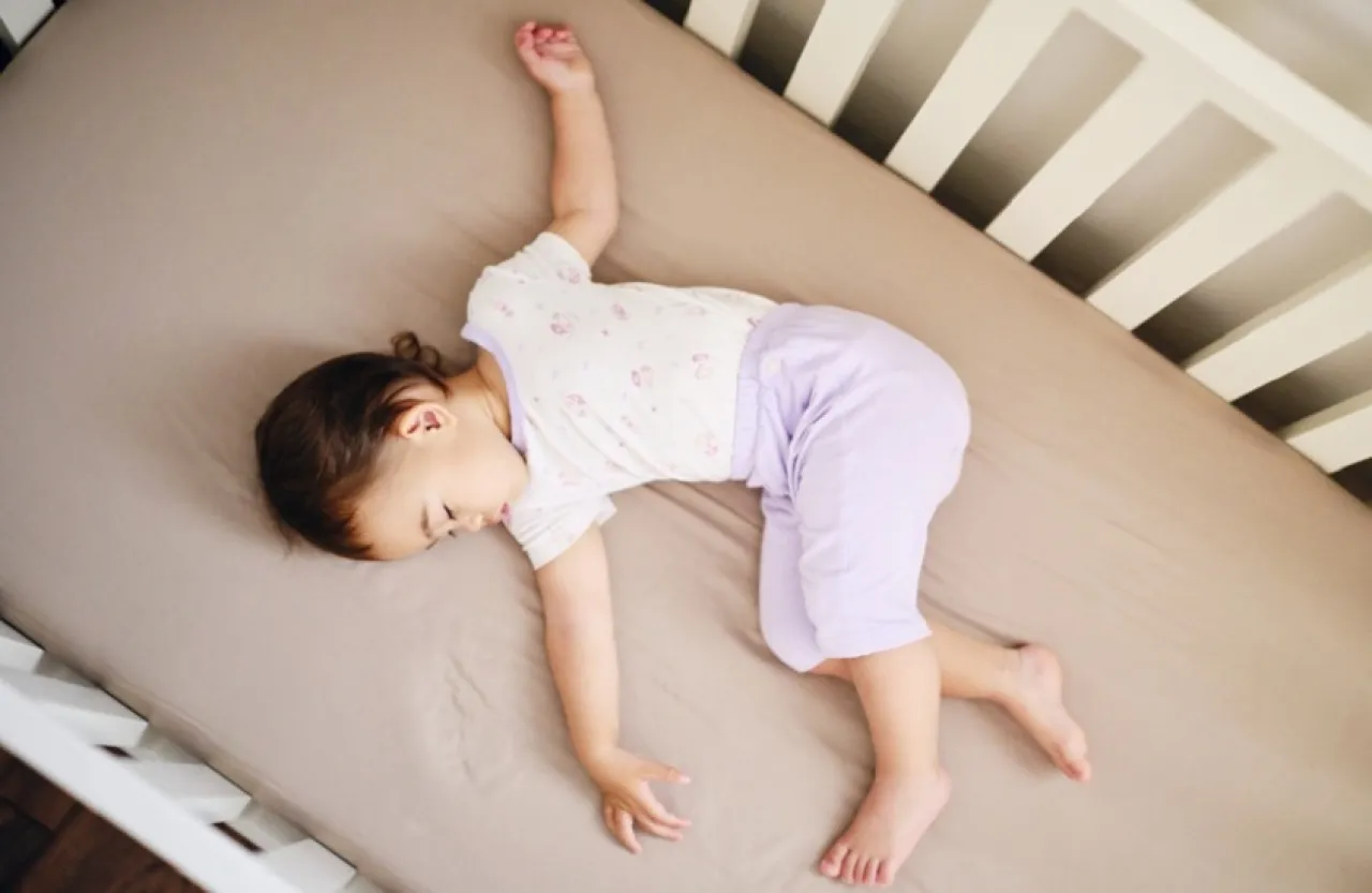 دراسة تحذيرية خطر حقيقي في مراتب نوم الأطفال يهدد نمو أدمغتهم