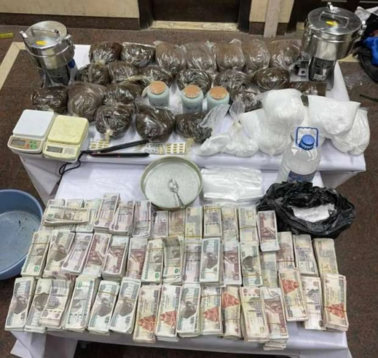 البحرين  أحكام رادعة بالسجن تصل إلى 15 عاما لأعضاء شبكة مخدرات وغسل أموال