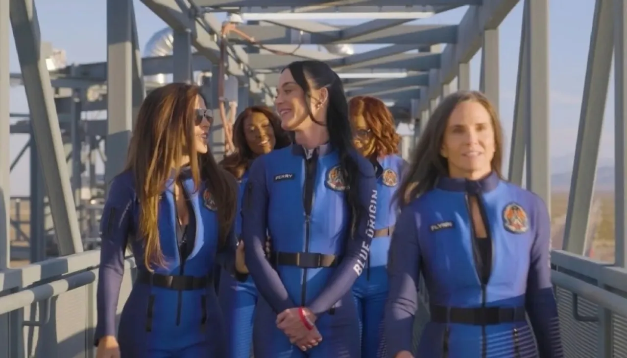 خطأ غريب يُشكك في رحلة كاتي بيري إلى الفضاء هل تم تزييفها