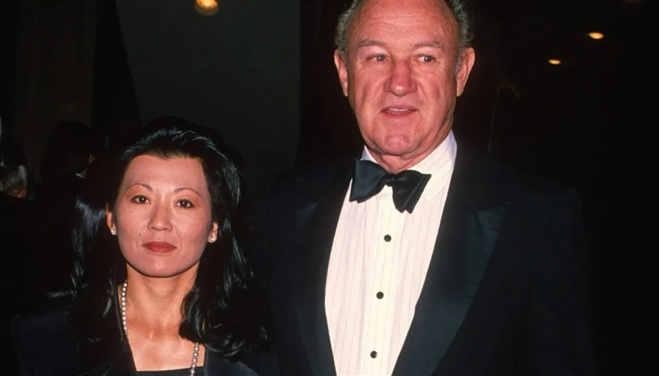 بعد أسابيع من الوفاة دفن جثماني جين هاكمان وزوجته في مراسم خاصة