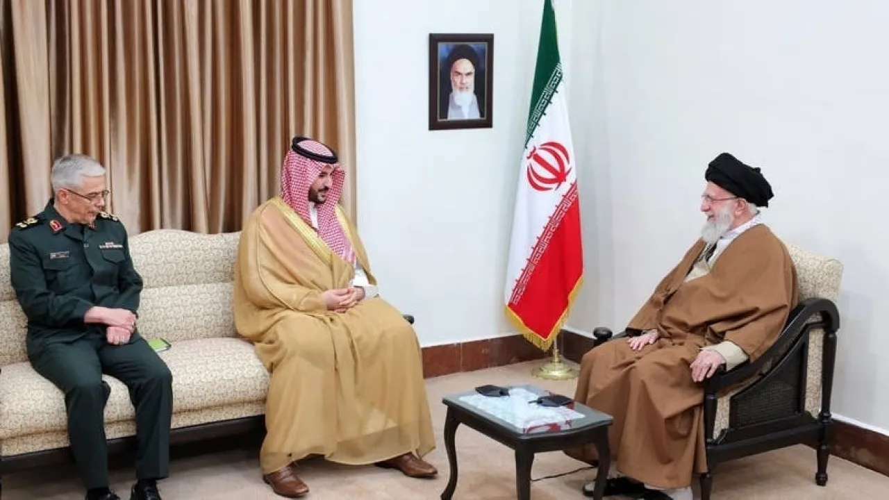 وزير الدفاع السعودي يسلم المرشد الإيراني رسالة من الملك سلمان