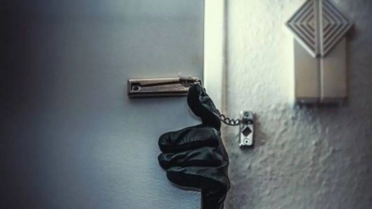 سطو مسلح على منزل في عمّان وسرقة مركبة تحت تهديد السلاح