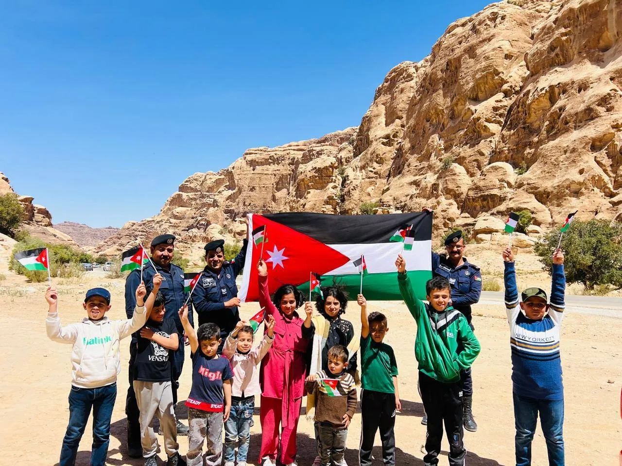 الأمن العام جولات للتوعية بالتنزه الآمن والاحتفاء بيوم العلم