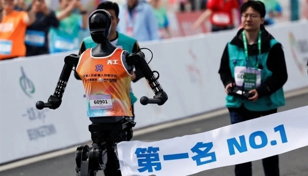 الصين تنظم أول سباق هجين بين البشر والروبوتات  فيديو