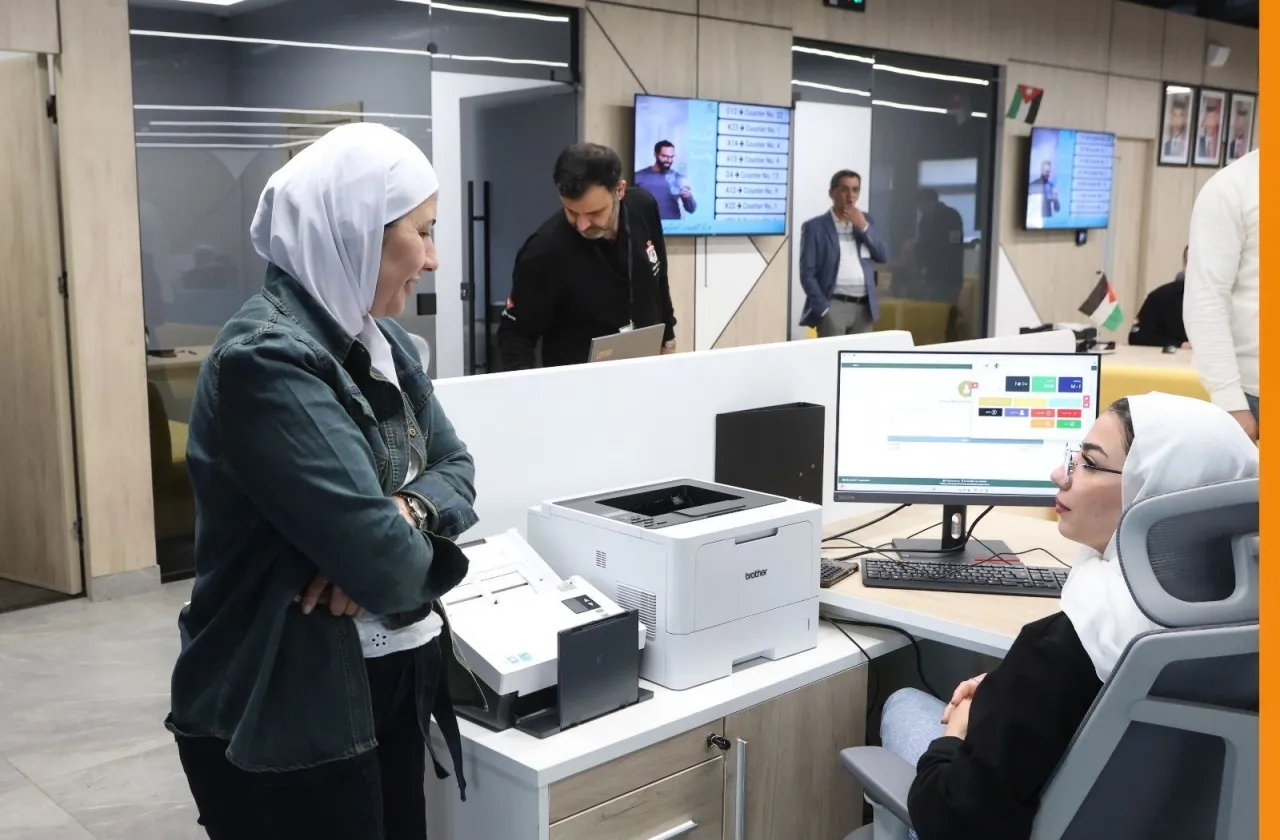 أمين عام الاقتصاد الرقمي تتفقد سير العمل في مركزي خدمات جرش وإربد