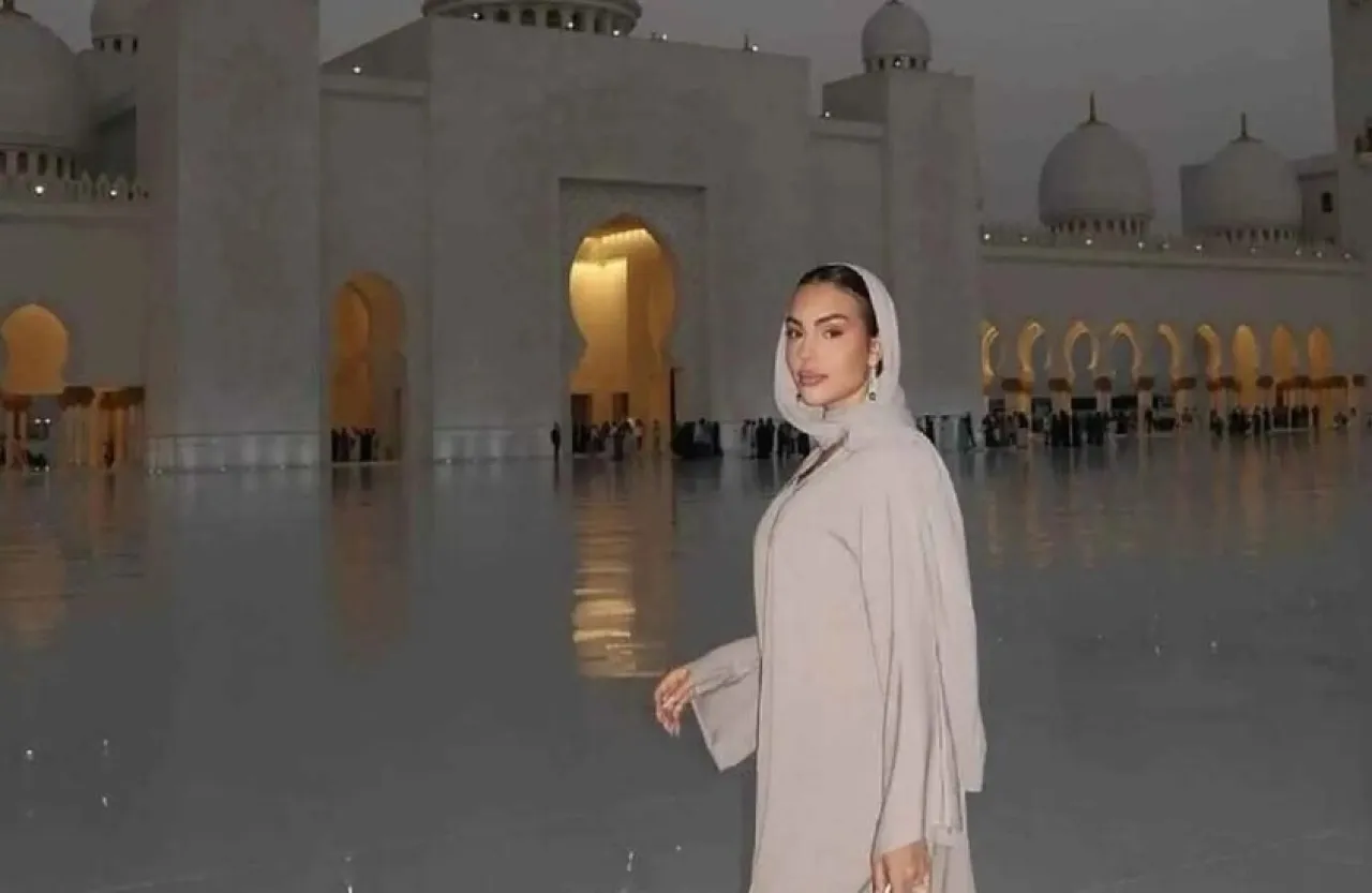 بالعباءة والحجاب إطلالة عربية لجورجبنا رودريغز شريكة النجم رونالدو