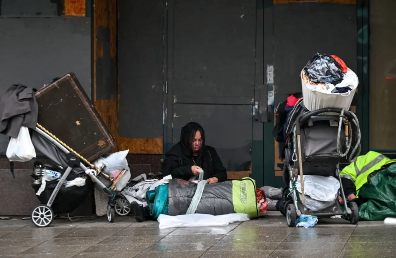 عمدة مدينة أمريكية يقترح تزويد المشردين بالمخدرات