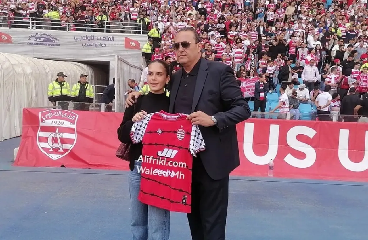 لدعمها القضية الفلسطينية الإفريقي التونسي يكرم ابنة غوارديولا  فيديو