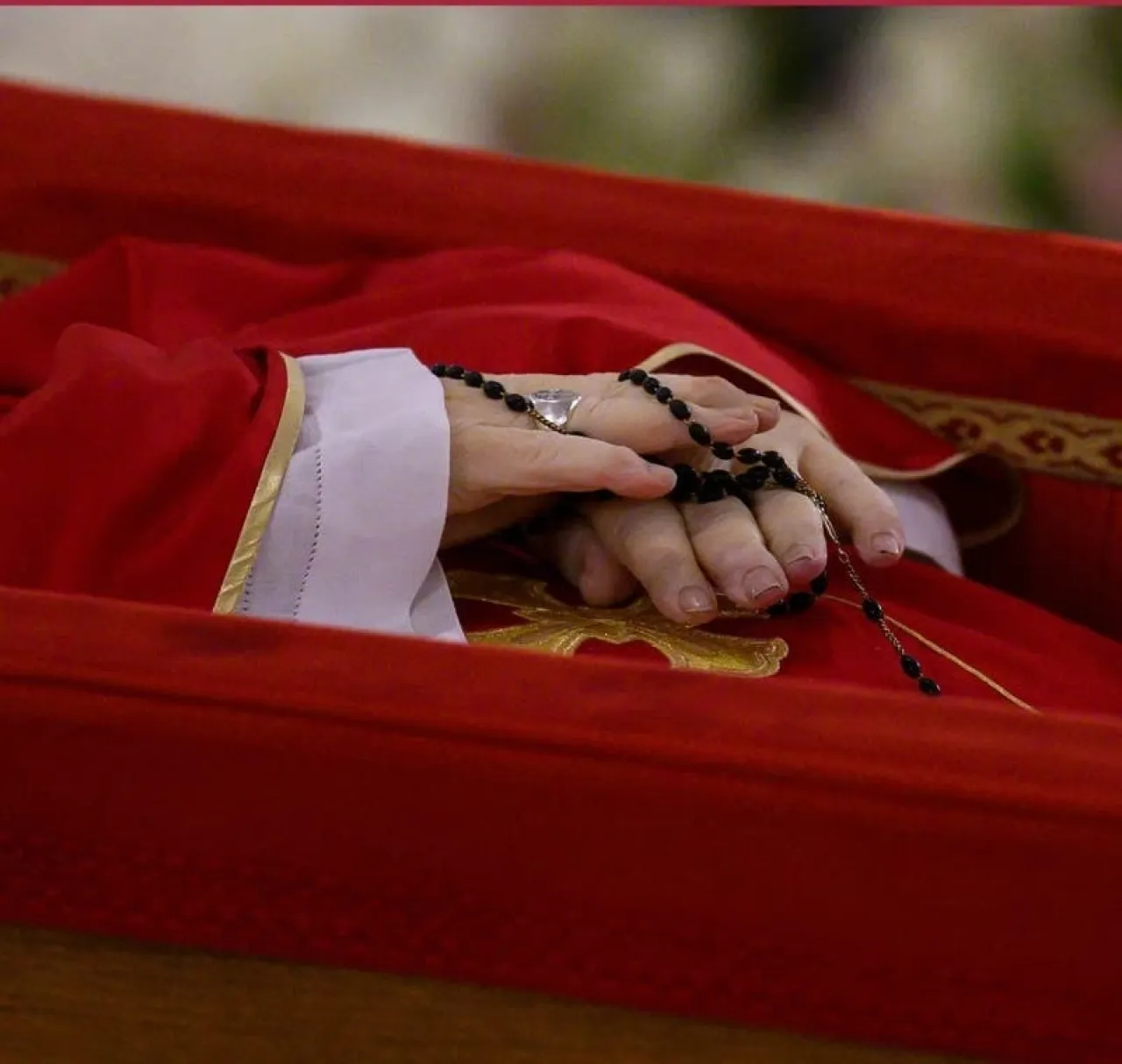 مسجّى في نعش مفتوح الفاتيكان ينشر الصور الأولى للبابا فرنسيس