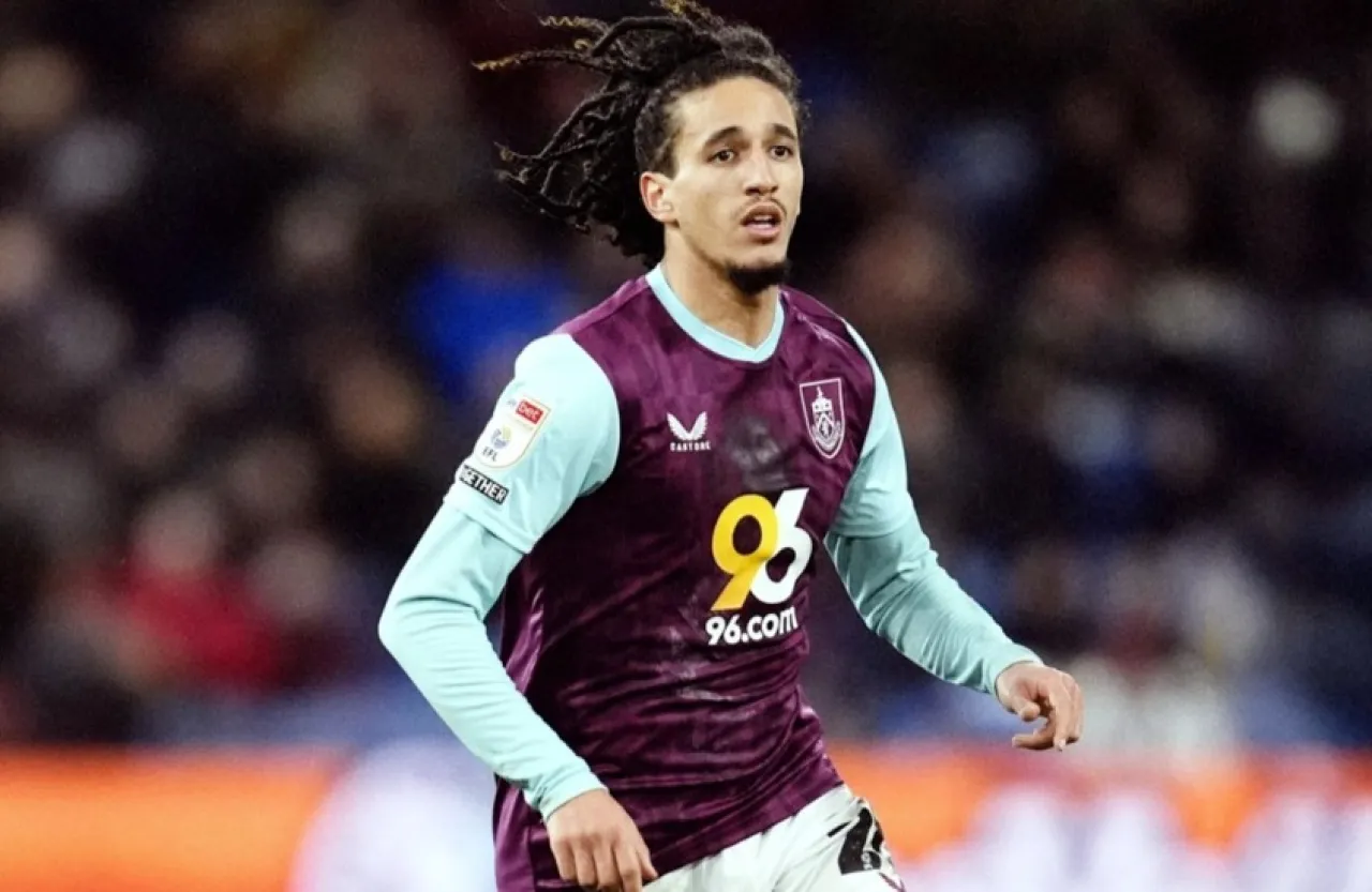 لاعب عربي يساهم في عودة فريقه إلى الدوري الإنجليزي الممتاز  فيديو