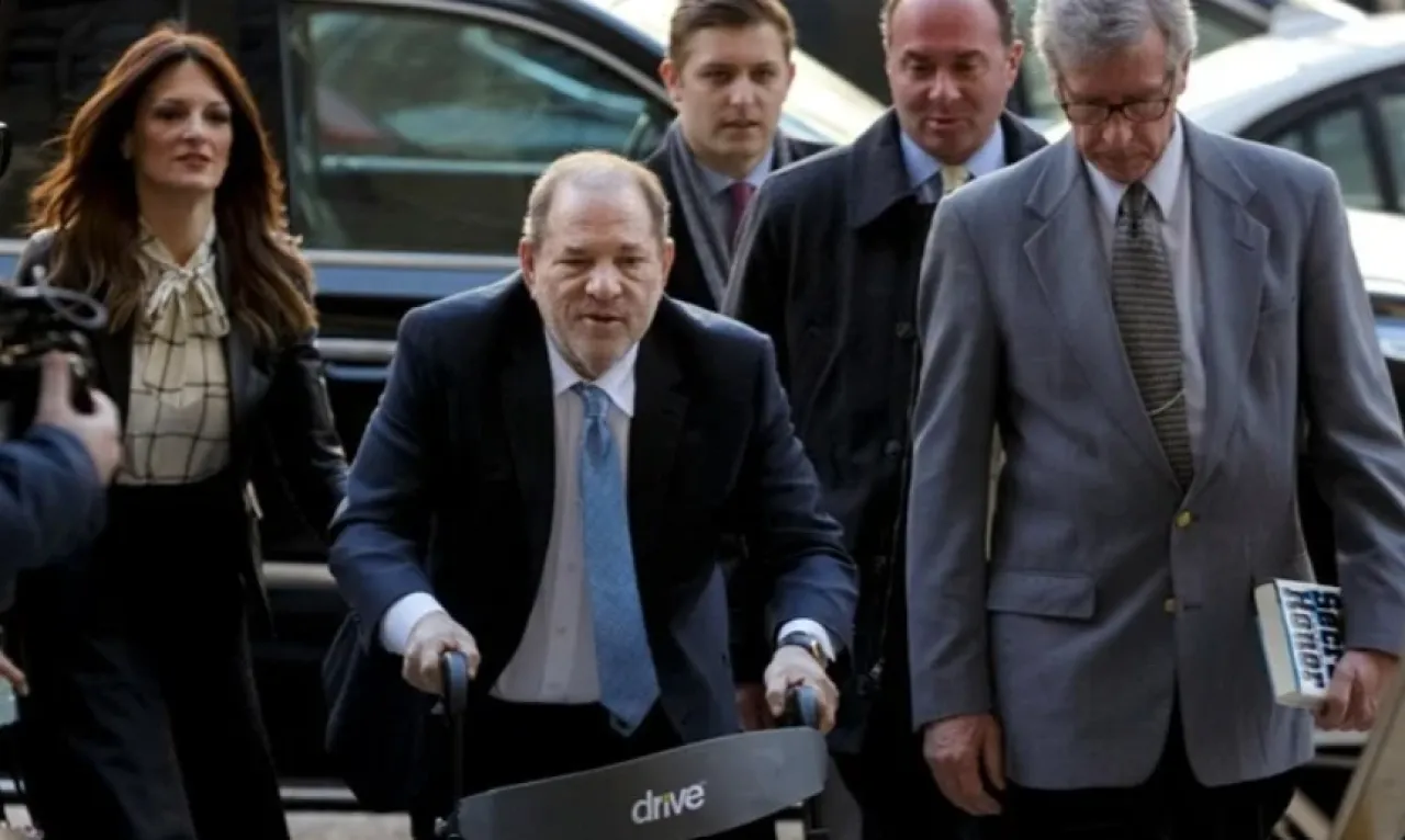 إعادة محاكمة قطب هوليوود السابق هارفي واينشتاين بتهمة الاغتصاب