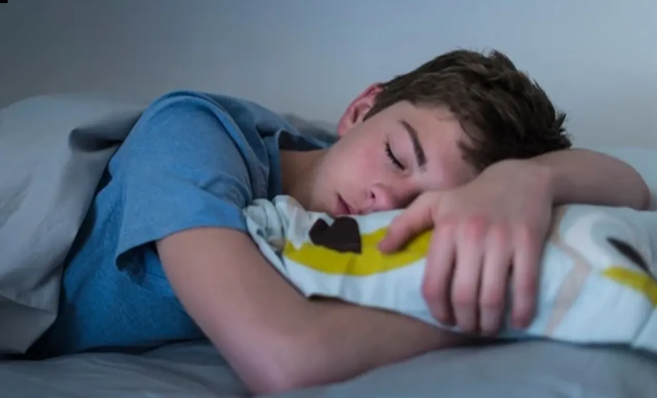 النوم لفترة أطول في المراهقة يرتبط بأكبر حجم للدماغ