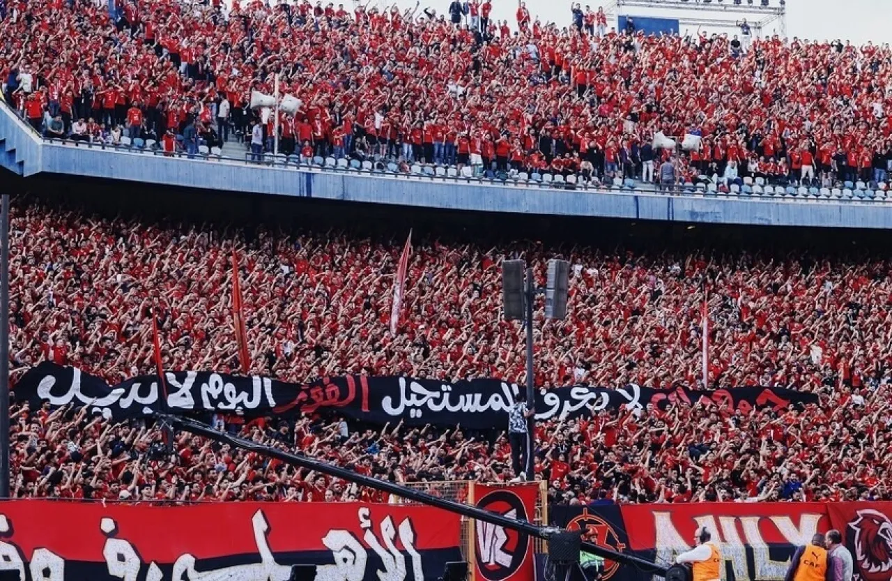 بالفيديو  مدرب الأهلي يركض هربا من غضب الجماهير