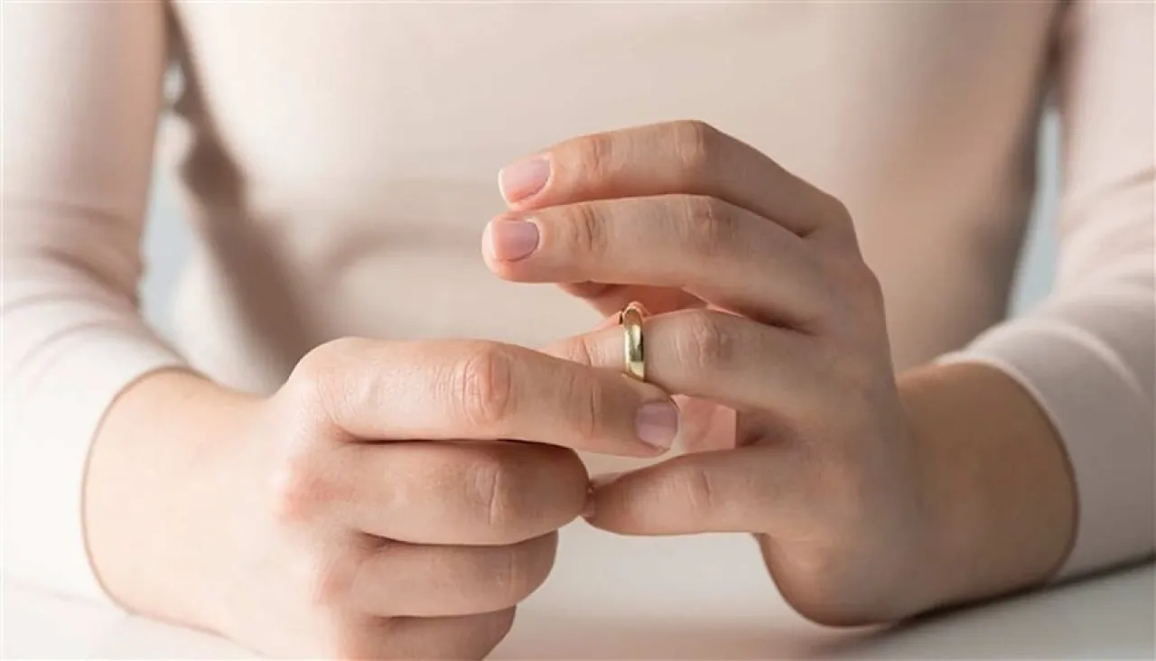 بسبب هدية شقيق زوجها امرأة تطلب الخلع بعد 6 سنوات زواج