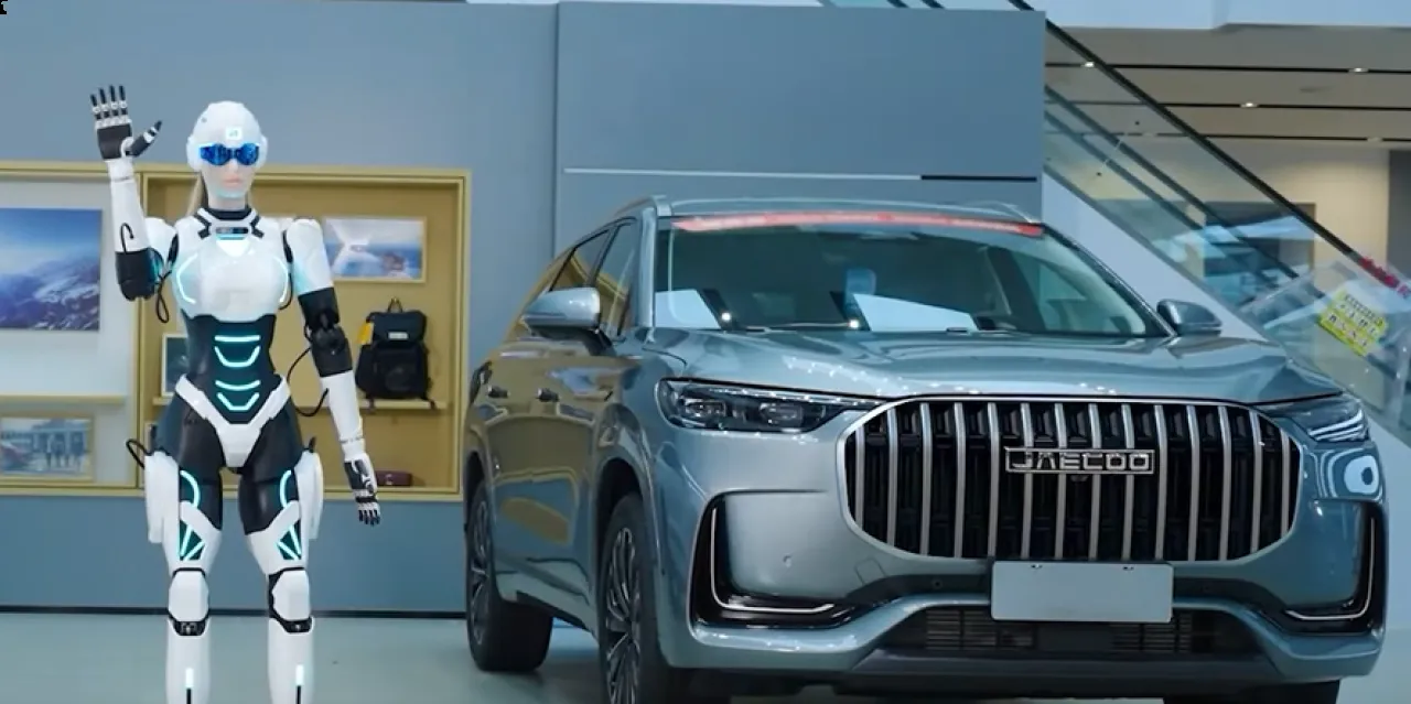 روبوت أنثوي يقتحم عالم بيع السيارات بابتسامة ساحرة وحديث مقنع