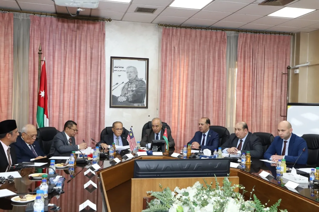 وزير التعليم العالي يبحث تعزيز التعاون الأكاديمي مع ماليزيا