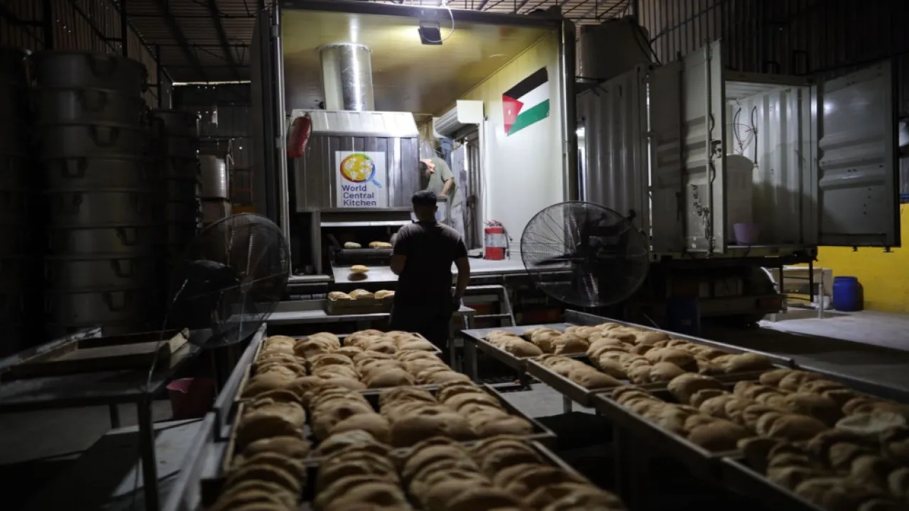المطبخ العالمي المخبز الأردني المتنقل في غزة يعمل 19 ساعة يوميا