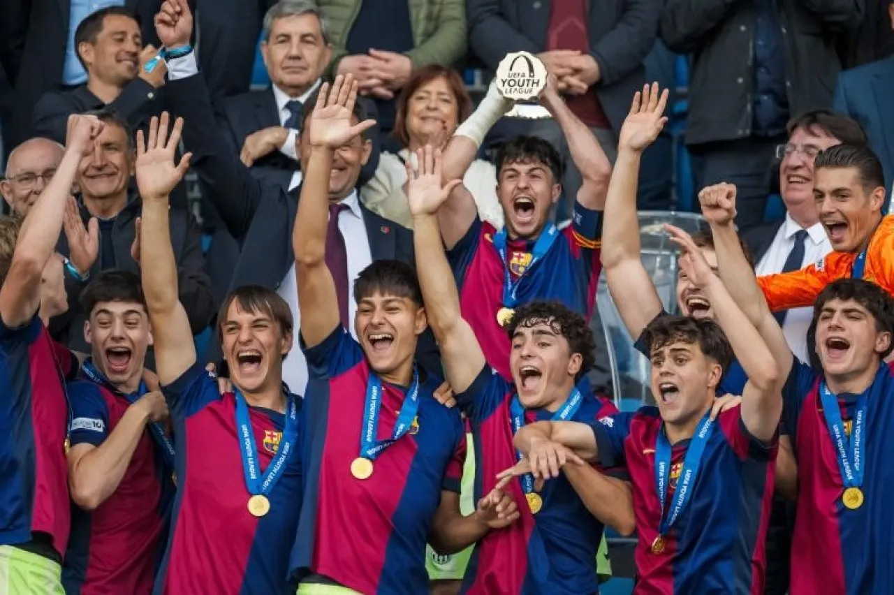 بالفيديو  شباب برشلونة وسيداته فازوا بالثلاثية والرجال يقتربون