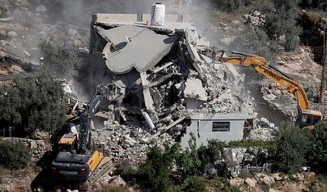 الاحتلال يهدم منازل مأهولة في رام الله والخليل