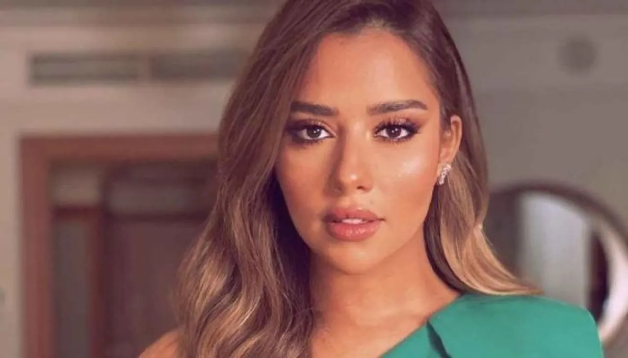 بعد تسع سنوات فستان زفاف بلقيس فتحي يعود للواجهة من جديد عبر مزاد خيري