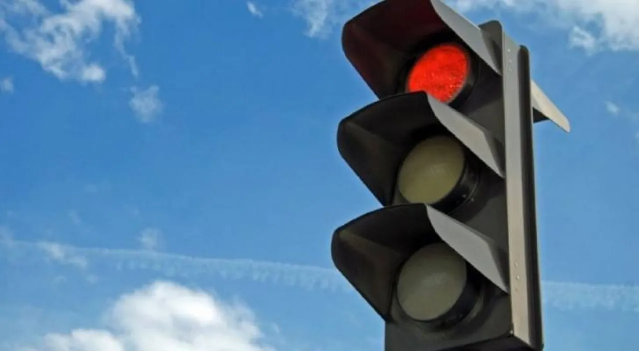 إعادة التيار الكهربائي للإشارات الضوئية في عمان بعد انقطاع مؤقت