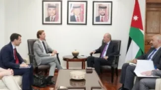 نائب رئيس الوزراء وزير الخارجية وشؤون المغتربين أيمن الصفدي مع النائب في البرلمان الأوروبي مالك أزماني