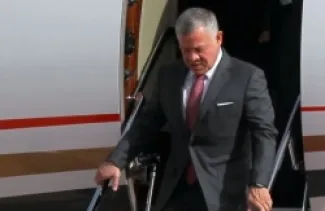 الملك يغادر إلى مصر للمشاركة في قمة ثلاثية حول تطورات غزة