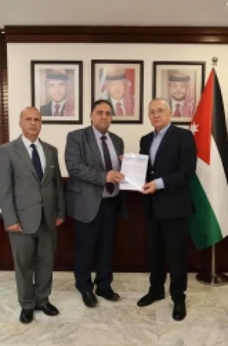 د. مهند حجازي يتسلّم دراسة من 