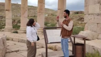 قصة نجاح أردنية.. يوسف يتحدى الإعاقة السمعية ليصبح دليلاً سياحياً