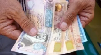 الحكومة تقر إعفاء جزئي لموظفين جمعوا بين راتبين