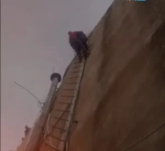 بالفيديو .. عملية انقاذ عامل علق في اعلى بناية في عمان