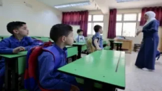 معلمة وطلابها في إحدى المدارس