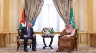 الصفدي يبدأ زيارة عمل إلى الرياض ويلتقي نظيره السعودي