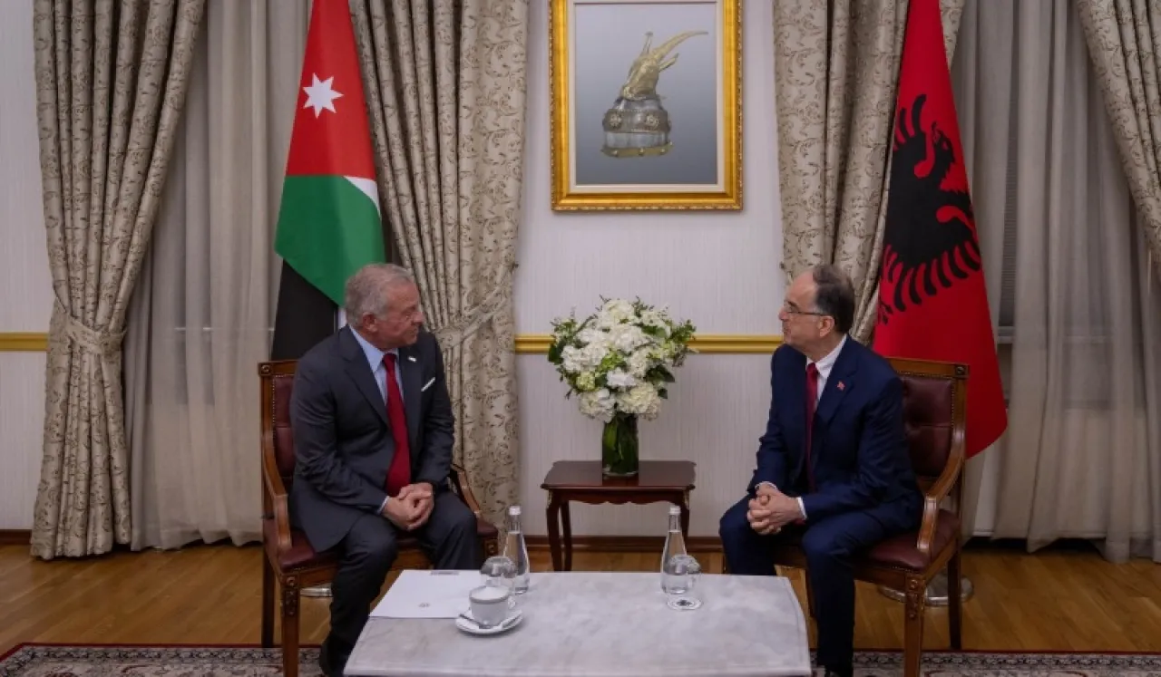 الملك يعقد لقاءين مع الرئيس الألباني ورئيس الوزراء في تيرانا