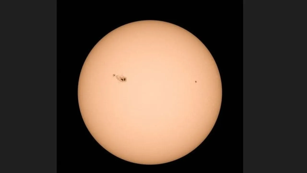 رصدت من السعودية بقعة شمسية تهدد بعواصف مغناطيسية ولا تأثير على البشر