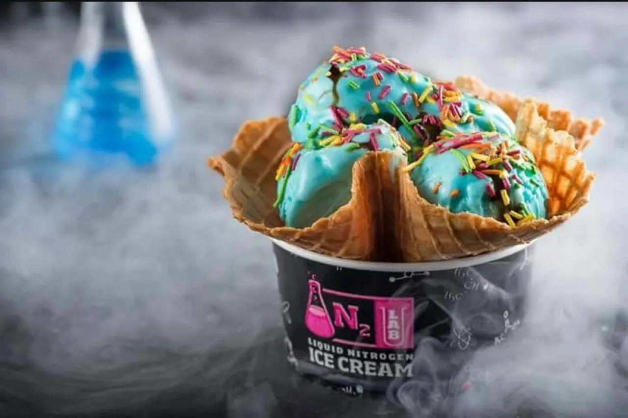 الإمارات آيس كريم النيتروجين مؤثرات بصرية جذابة وتحذير من الاستخدام السيئ