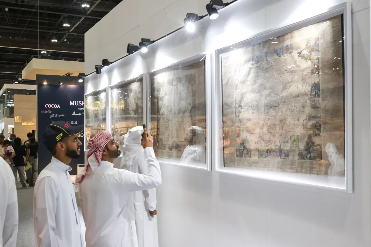 معرض أبوظبي الدولي للكتاب يعبر الأزمنة على متن المقتنيات الأثرية