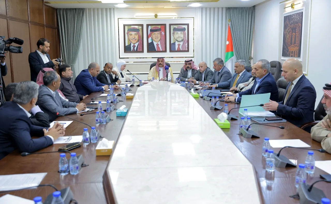 النقل النيابية تبحث أزمة شاحنات الفوسفات