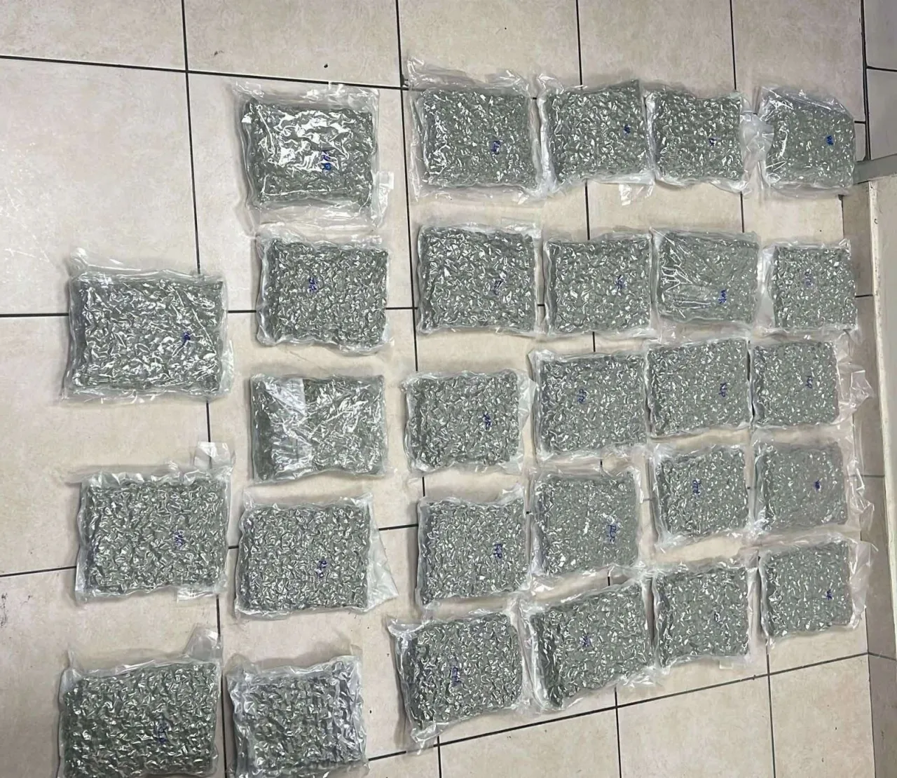  إحباط تهريب 16 كيلو غرام من المارجوانا عبر مطار الملكة علياء 