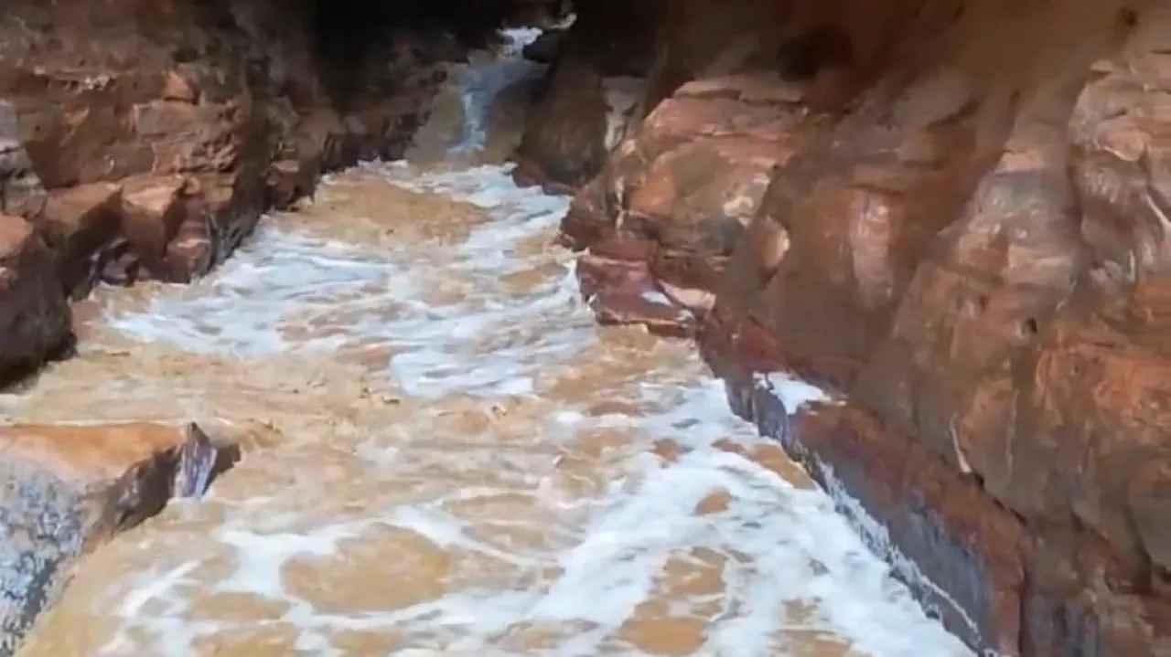 أمطار غزيرة في البترا وتحذيرات من السيول