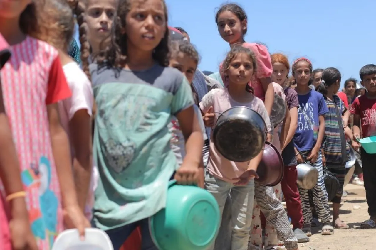 الحصار يطحن غزة أطفالها جوعى ومرضاها في عداد الموتى