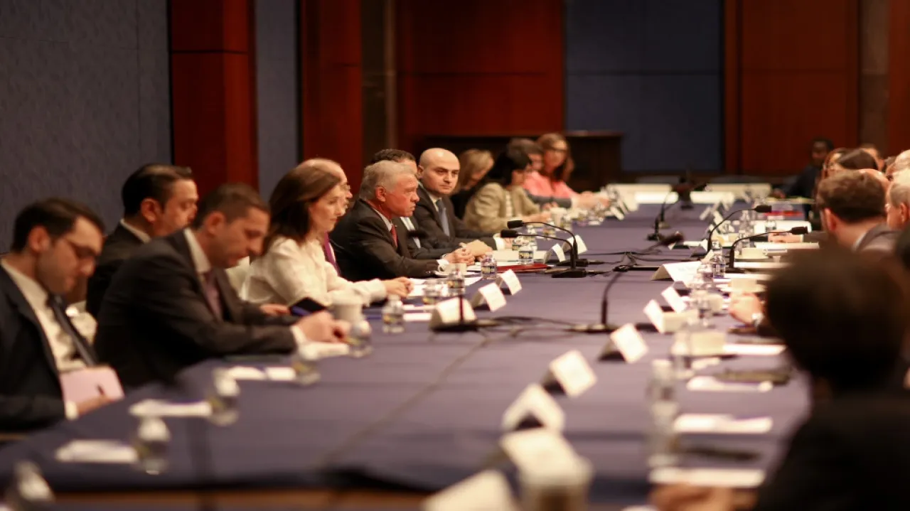 الملك يلتقي مع لجنة الشؤون الخارجية بمجلس النواب الأميركي في واشنطن