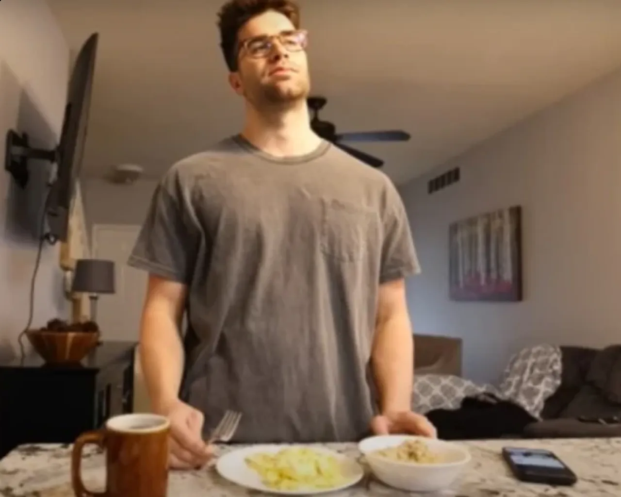 شاب لم يجلس لمدة 5 أيام متتالية شاهد ما حدث لجسده