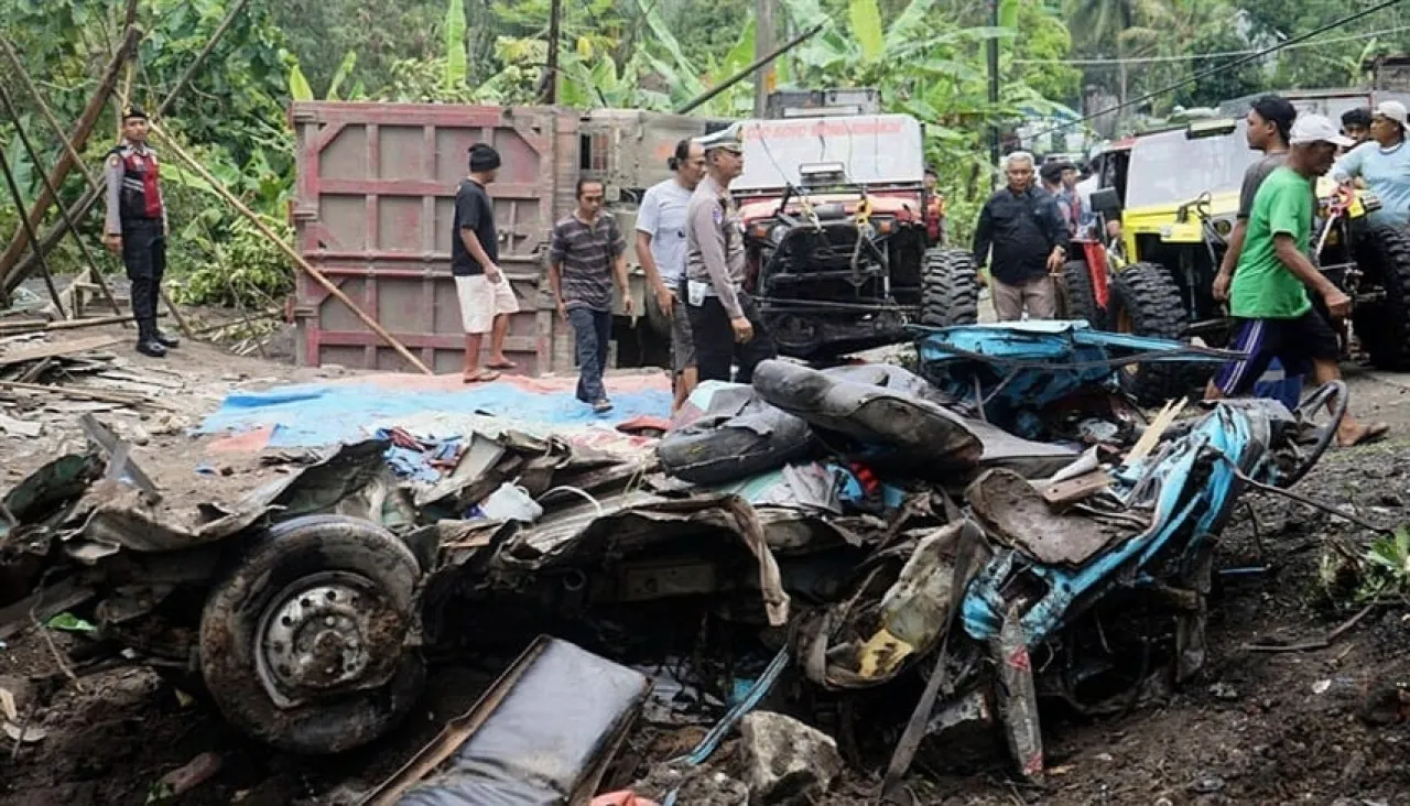 في طريق عودتهم من جنازة مصرع 11 معلماً بحادث في إندونيسيا